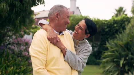 Abrazo,-Jardín-Y-Pareja-De-Ancianos-Con-Amor.