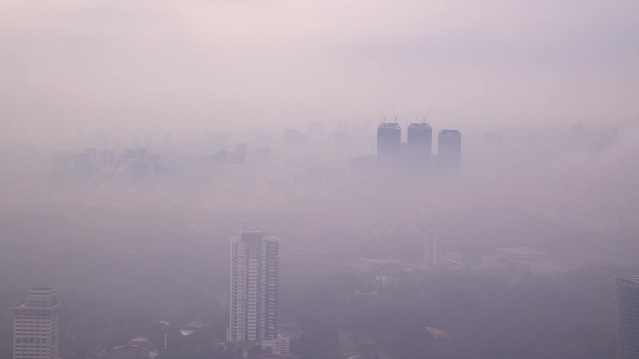 말레이시아 쿠알라푸르 의 신비 한 스카이 라인 과 언덕 의 안개 가 가득 한 풍경