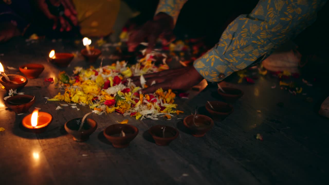 Amici e famiglia che decorano per la festa indù di Diwali