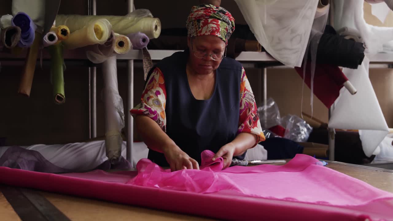 mujer de raza mixta trabajando en una fábrica de sombreros