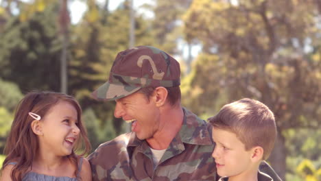 el hermoso soldado se reunió con sus hijos.