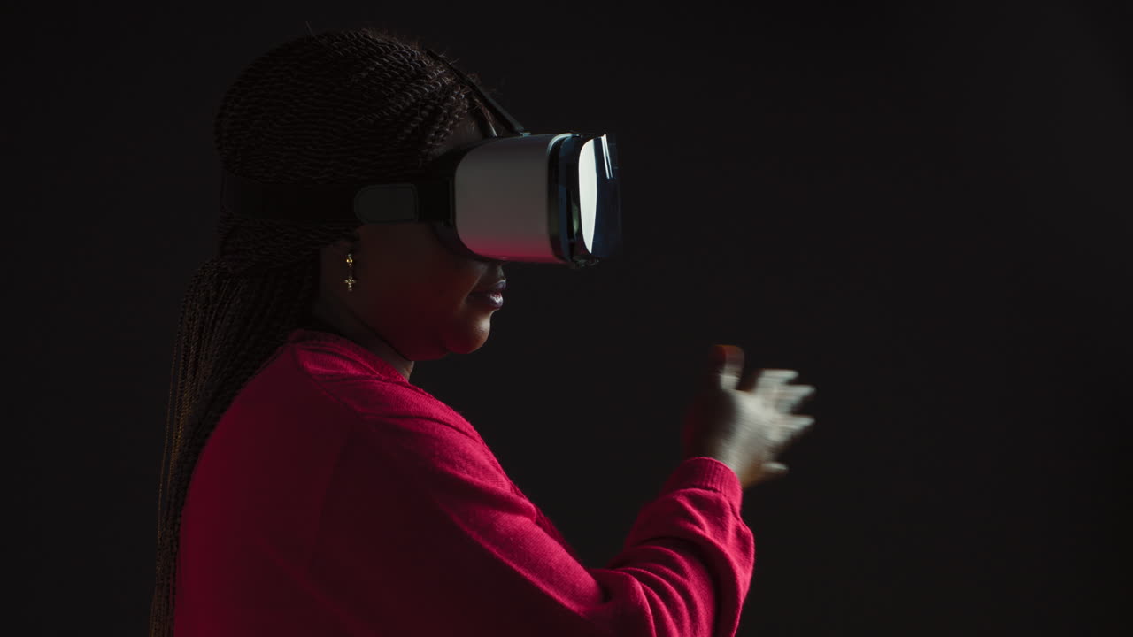 Kreativ ung kvinde bruger VR-headset