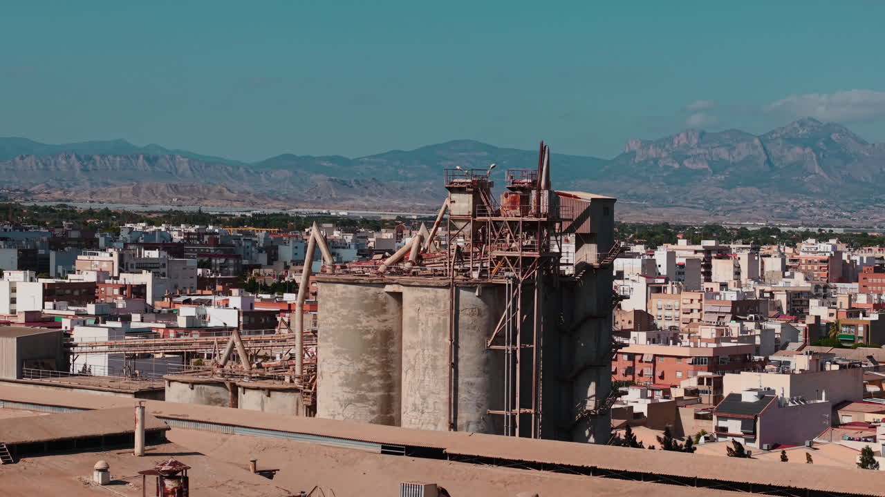 Silos industriali in un paesaggio urbano