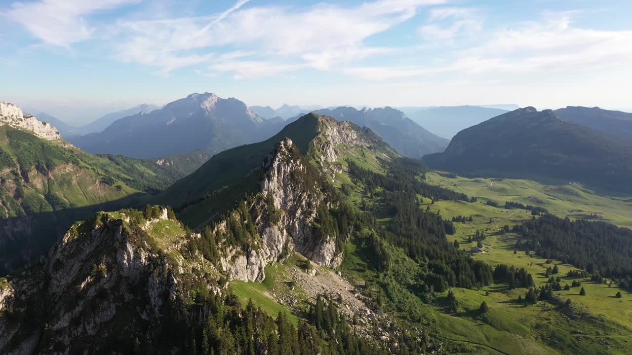 prados verdes rodeados de acantilados de granito en los alpes franceses