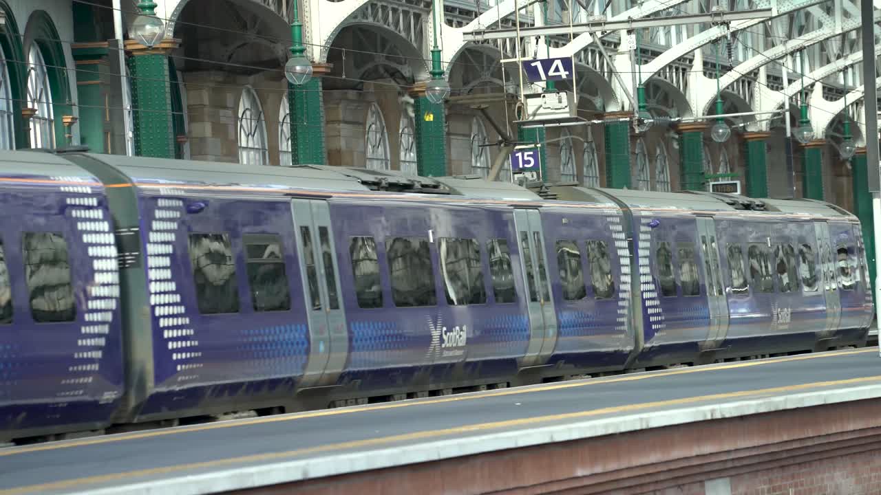 역을 향해 달리는 기차