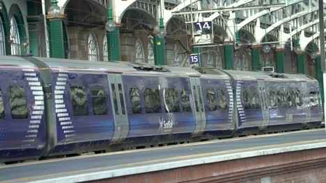 tren moviéndose hacia fuera de la estación