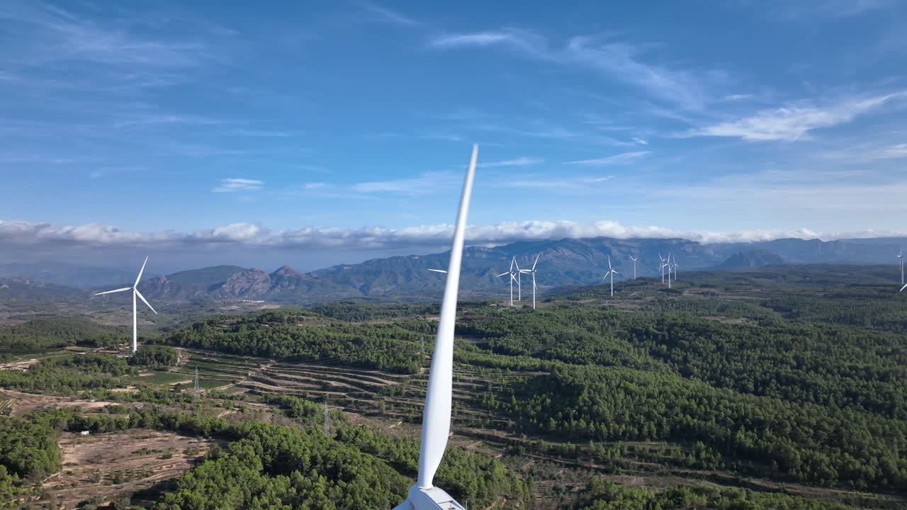 아름다운 푸른 하늘이 있는 산속의 풍력 발전소에 대한 경외심을 불러일으키는 전망