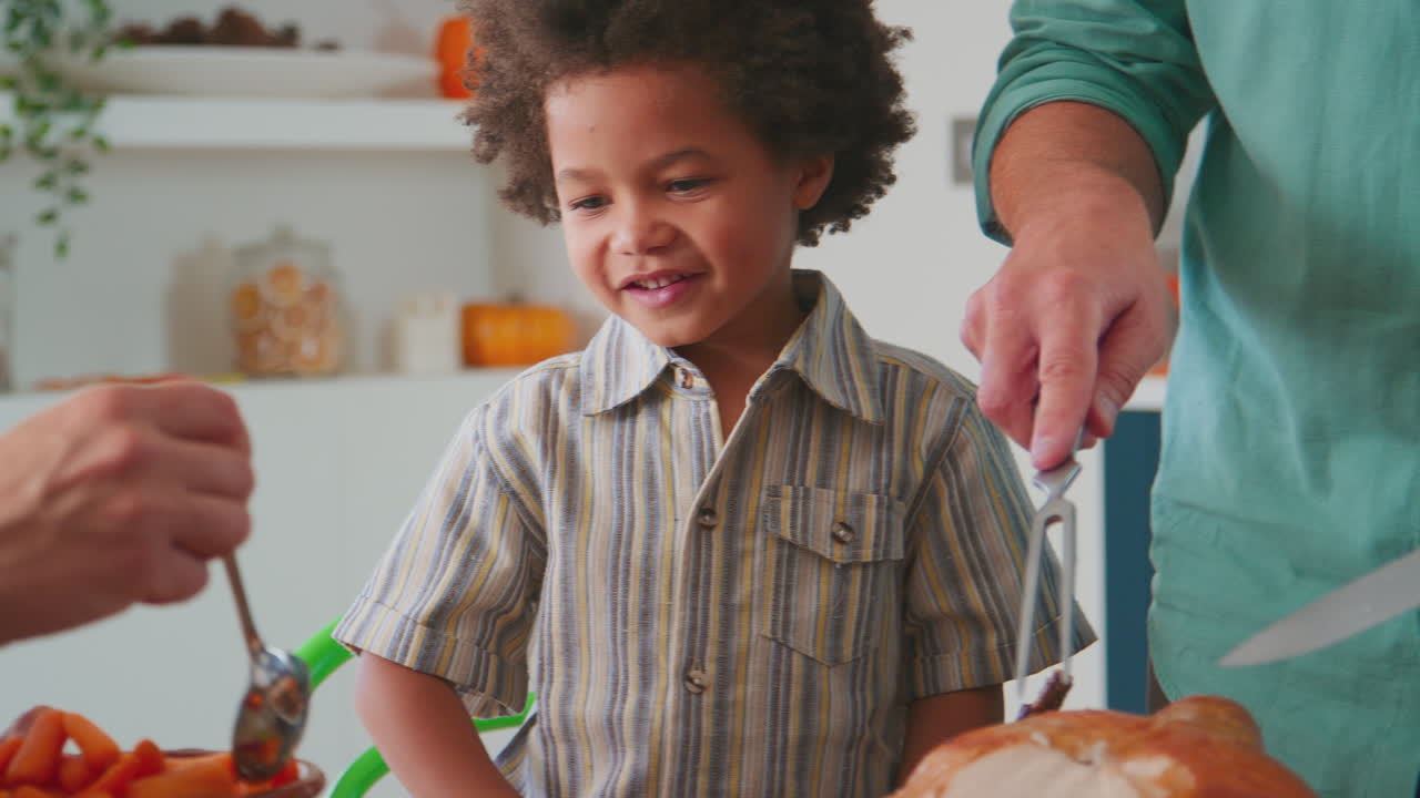 Famiglia multigenerazionale che celebra il Ringraziamento a casa, mangiando insieme.