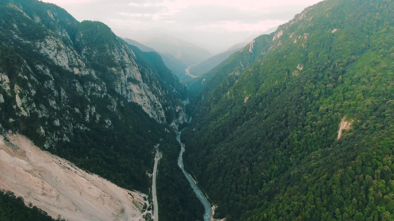 vista aérea de un valle montañoso con un bosque exuberante y un río