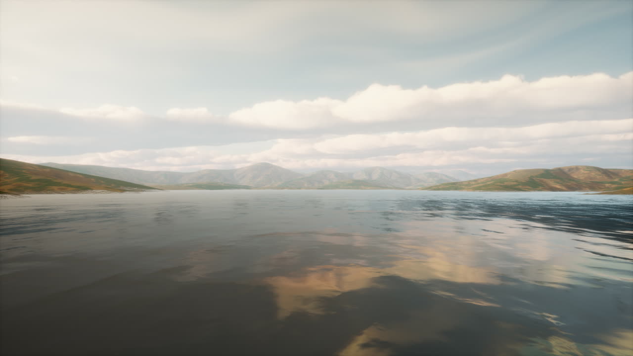 해가 지는 아름다운 평온한 호수