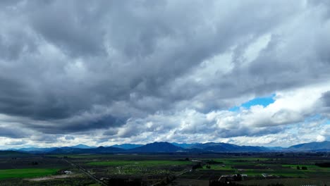 Lapso-De-Exageración-épica-De-Cielo-Nublado-Sobre-Un-Gran-Paisaje-Verde