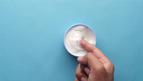 aplicación de la crema