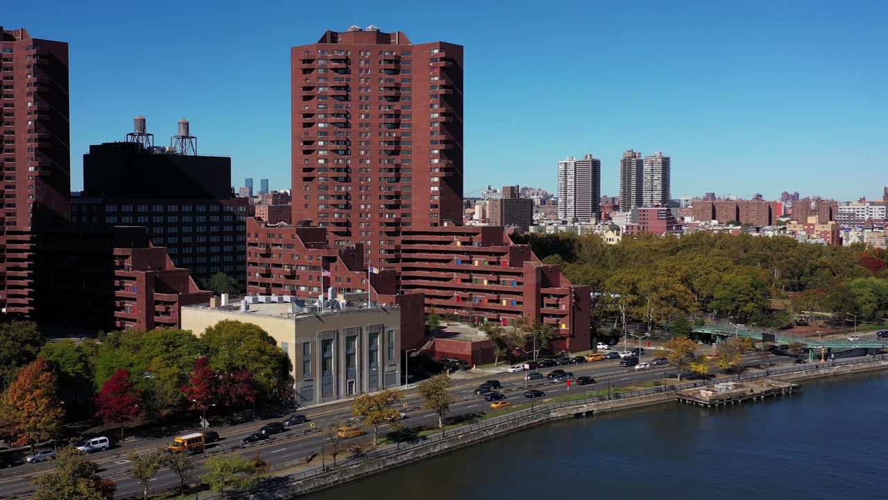 larga toma estacionaria de drones de edificios de apartamentos de gran altura en harlem, manhattan, nueva york a lo largo del río harlem