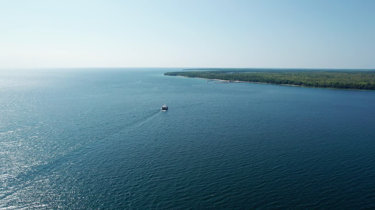 tomada de un avión no tripulado de un gran barco en el lago michigan frente a las costas de wisconsin