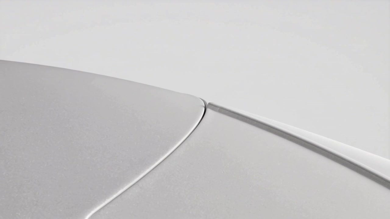 Quatrième image montrant une goutte blanche visqueuse se répandant depuis une couture sur le panneau gauche en studio.