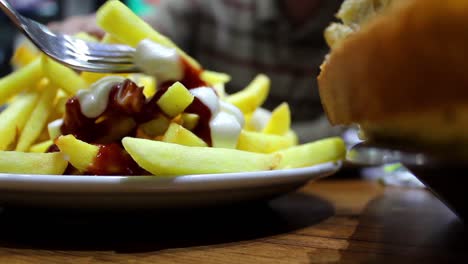 Man-Eating-Dinner-On-The-Restaurant-2