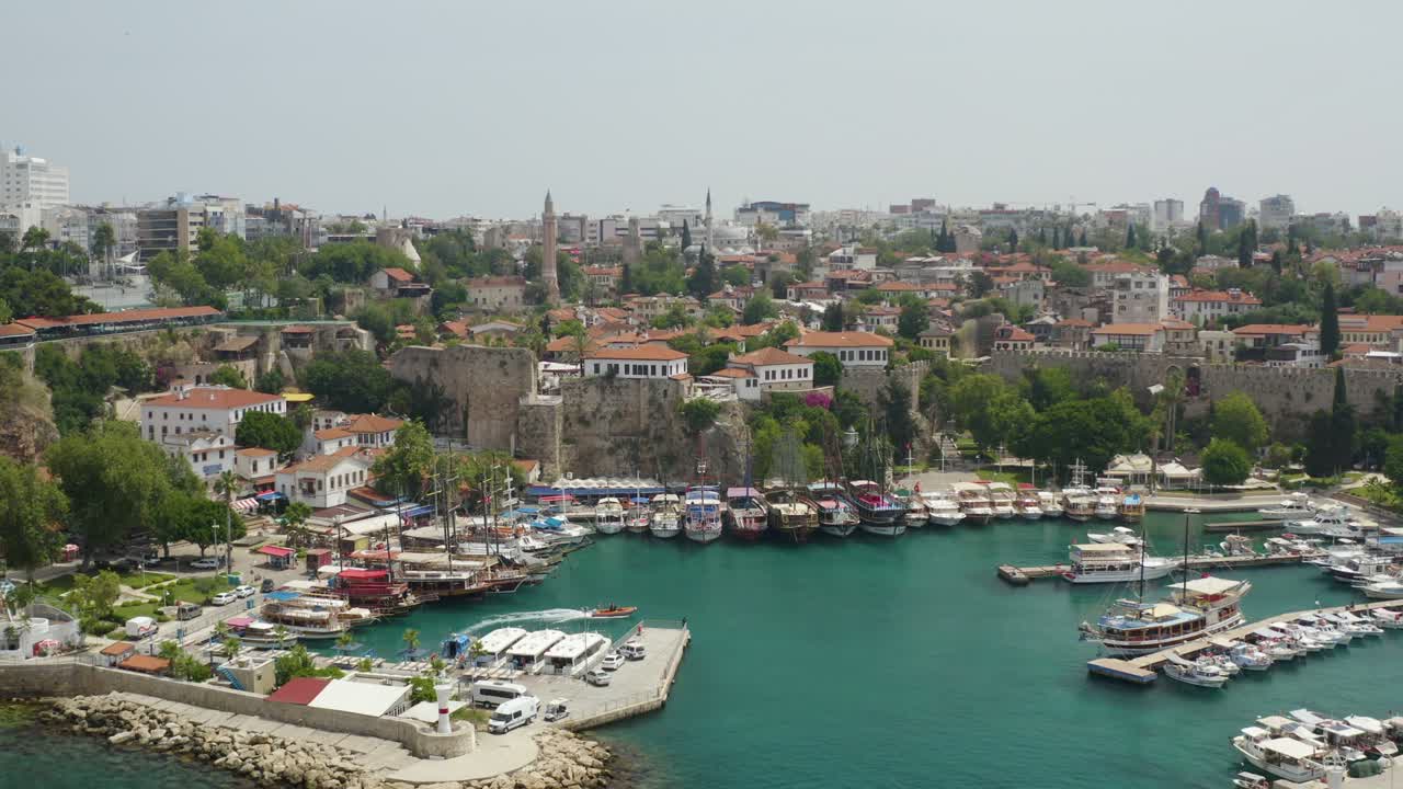marina de antalya con el castillo de antalia