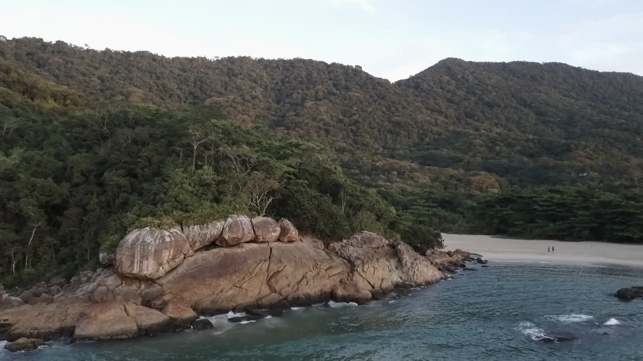vista de la playa al atardecer en trindade, río de janeiro, brasil