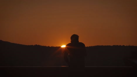 Hombre-De-Silueta-Usando-Telescopio-Al-Atardecer-O-Al-Amanecer