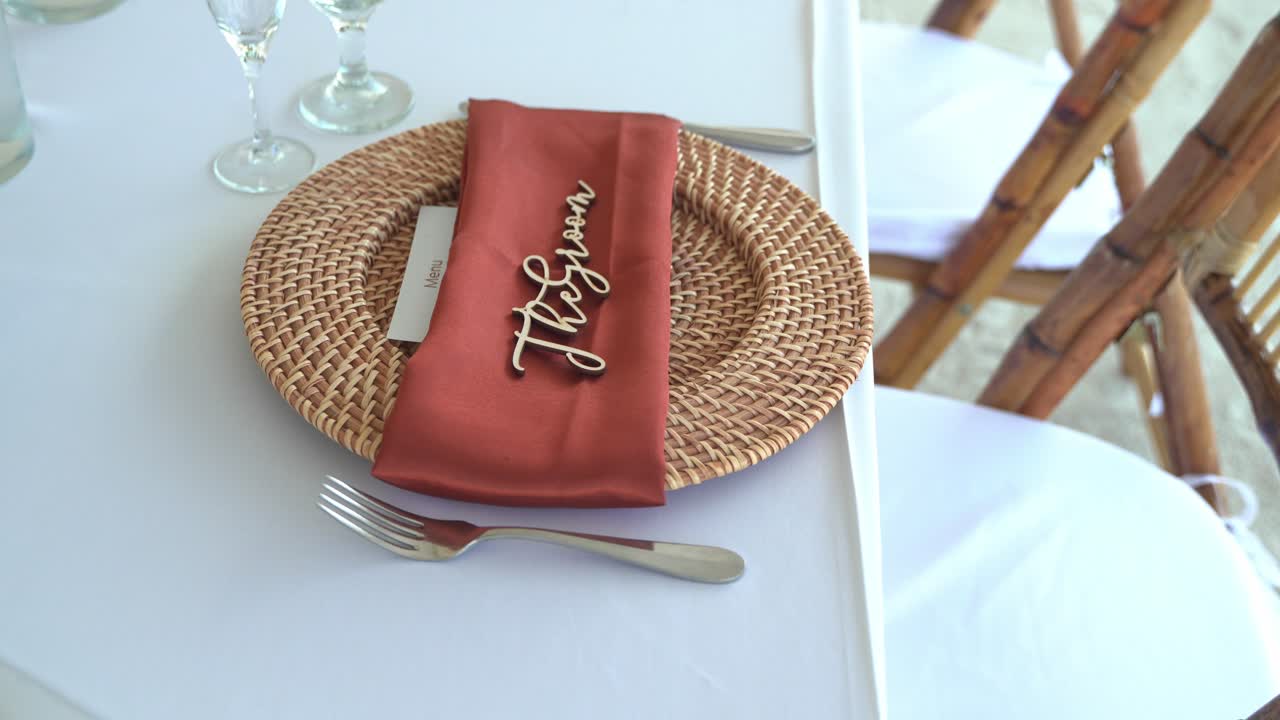 círculo lento panorámica de la decoración de la boda en la mesa decoración del lugar de la boda y flores asientos al aire libre playa de arena asientos de compromiso con mesas