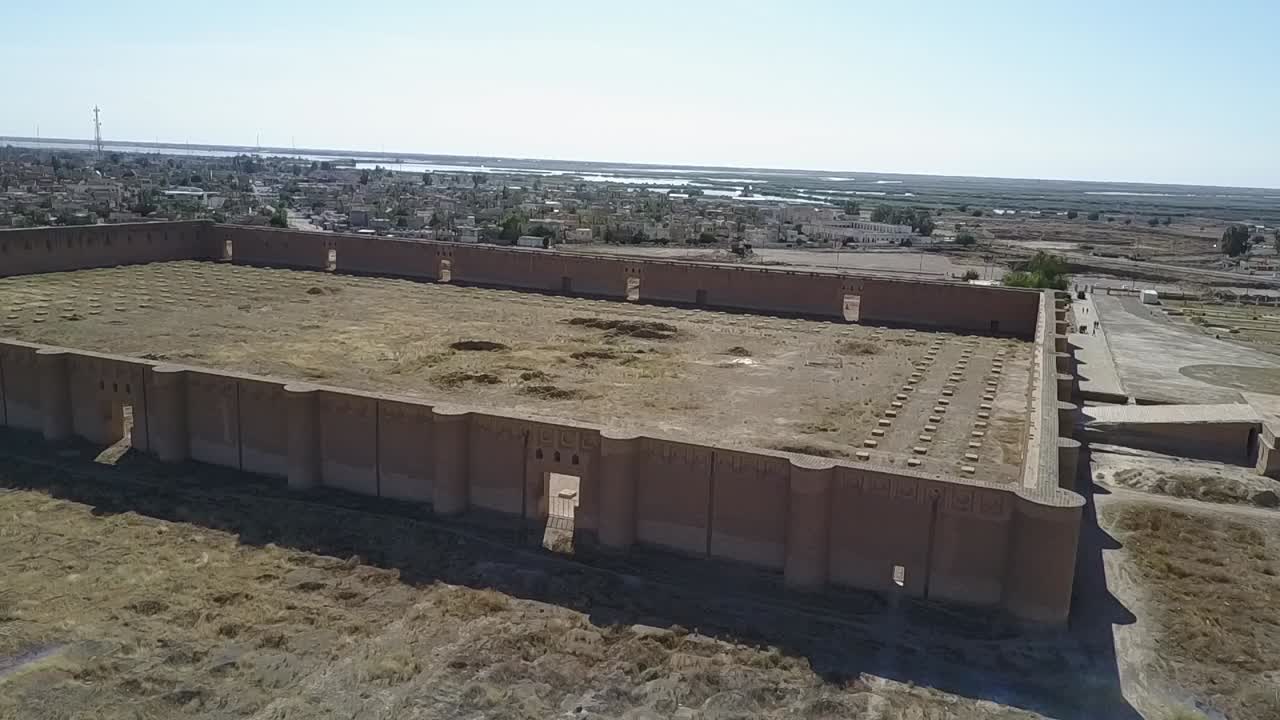 la gran mezquita de samarra se encargó en 848 y se completó su minarete, la torre malwiya