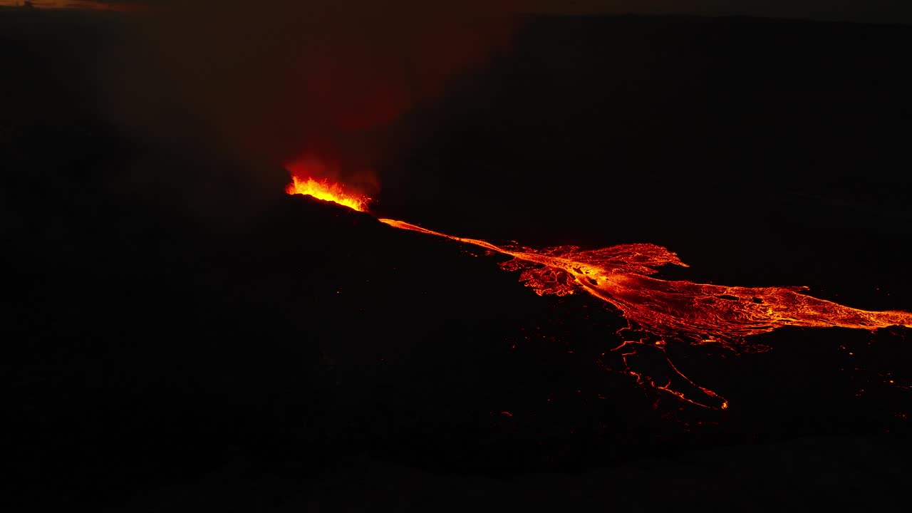 nueva erupción efusiva del volcán en islandia por la noche, flujo de lava caliente brillante, aero