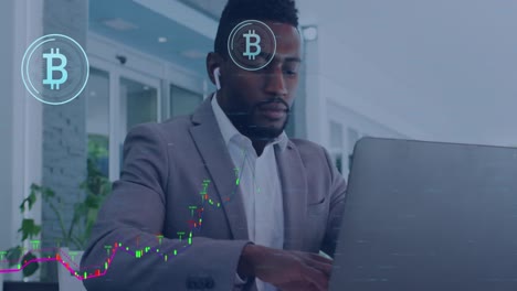 Animación-Del-Procesamiento-De-Datos-Y-Símbolos-Bitcoin-Sobre-Un-Hombre-De-Negocios-Afroamericano-Usando-Una-Computadora-Portátil