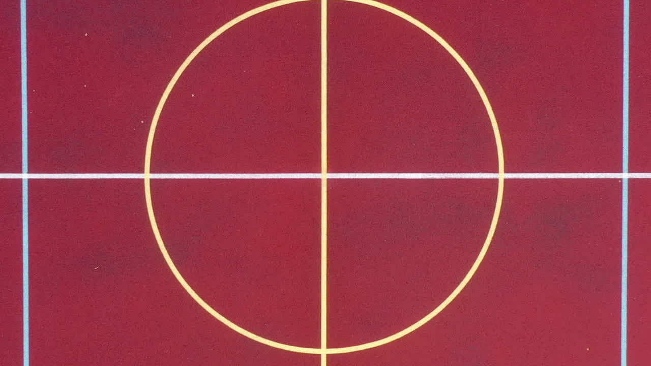 빈 빨간 농구와 테니스 코트의 조감도, 높은 각도의 드론 샷