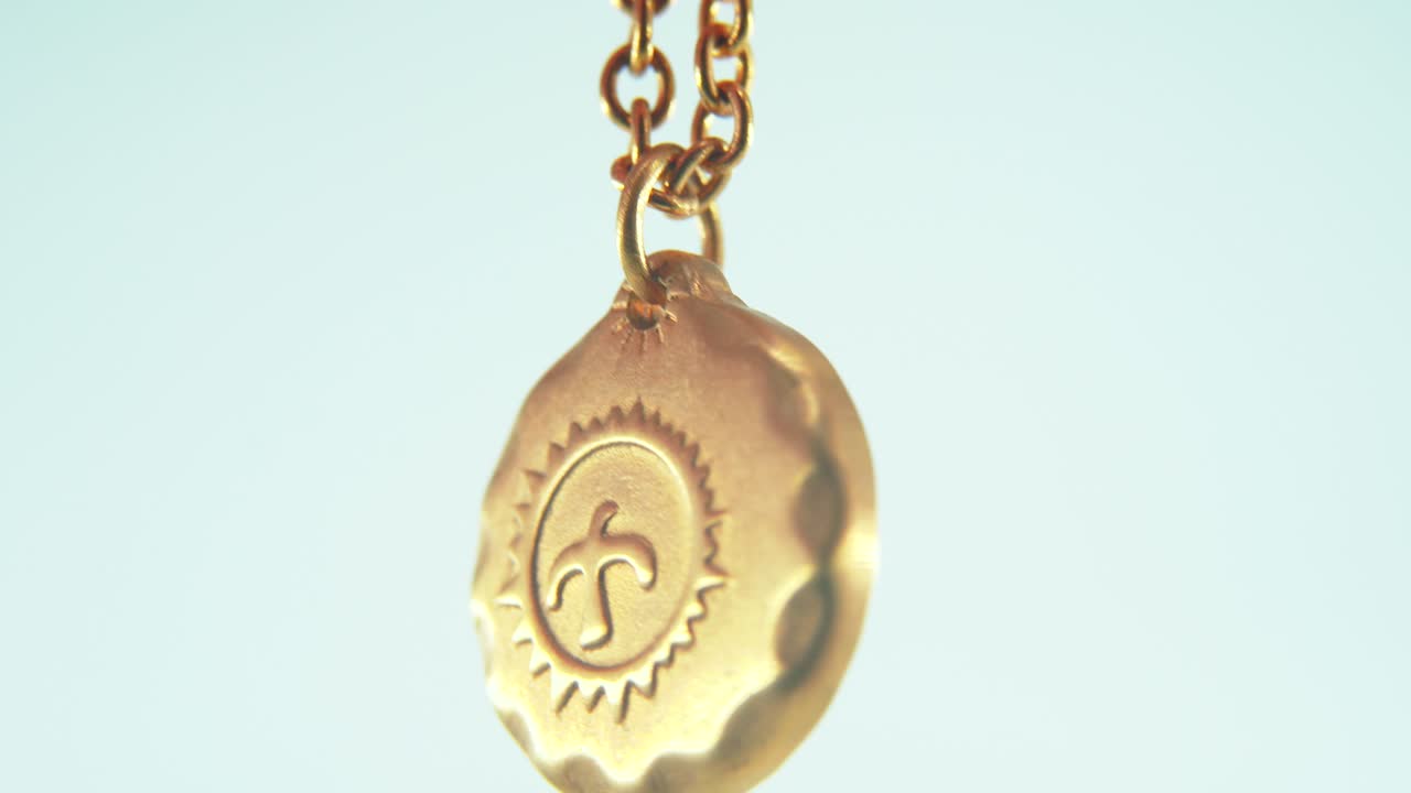 collar de medalla de oro, toma macro, fondo blanco, video del producto, 4k