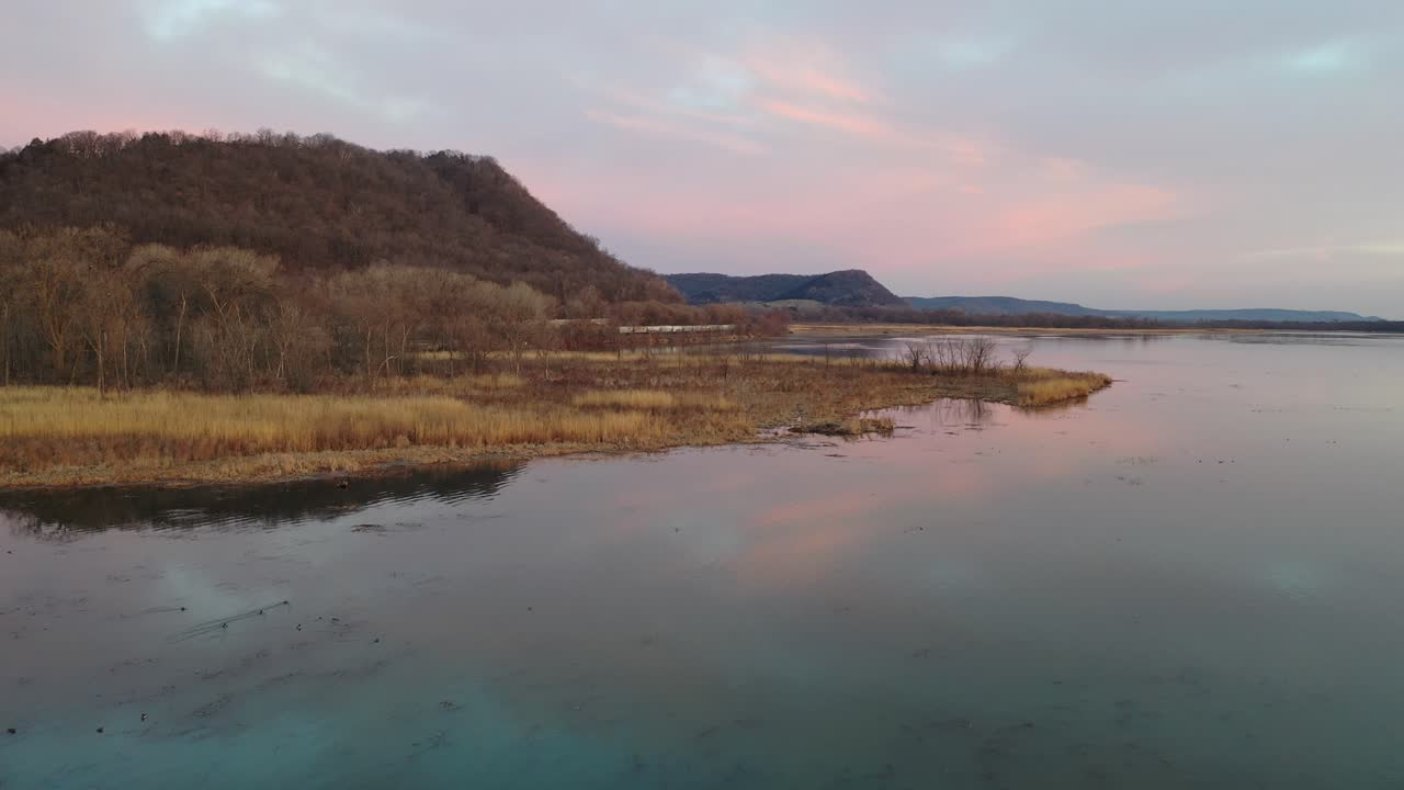 Tramonto invernale su un fiume e una palude