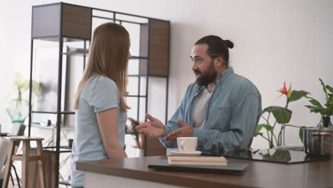 el hombre barbudo comienza y discute con una mujer