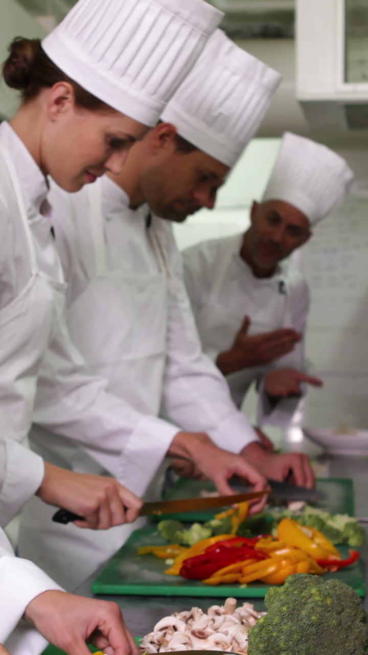equipo de chefs cortando verduras