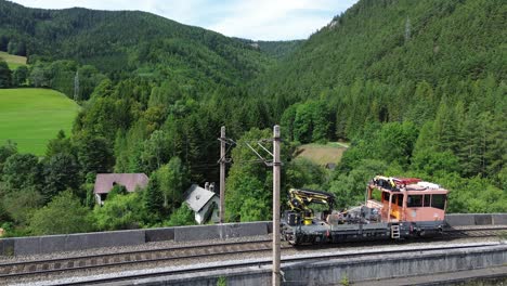 Sitio-De-La-Unesco-Del-Patrimonio-Mundial-Del-Ferrocarril-De-Semmering-En-Austria-Filmado-Desde-Arriba-Con-Un-Dron-En-4k-Rodeado-De-Bosque