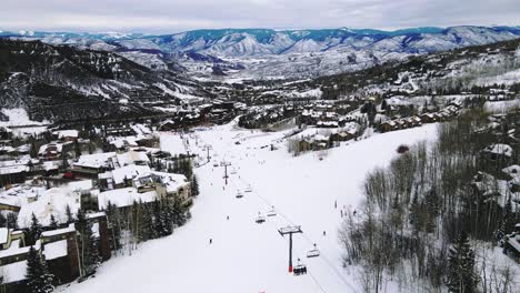 Toma-Aérea-De-Drones-Del-área-De-La-Estación-De-Esquí-Y-Montañas-En-Aspen,-Colorado