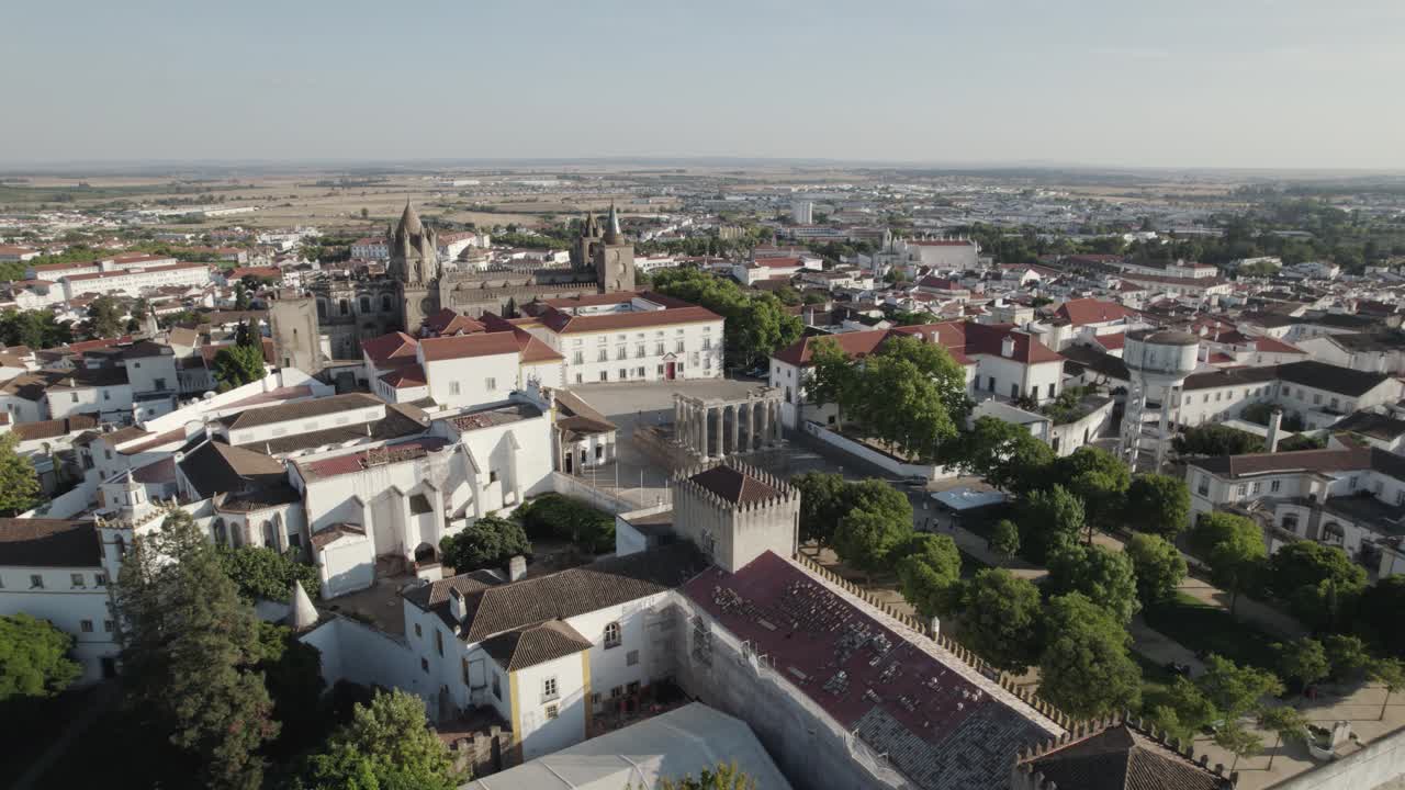 paisaje urbano aéreo de evora con monumentos de la catedral y el templo de diana, alentejo