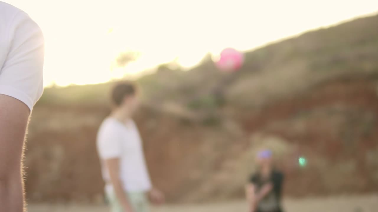 배구 선수 는 공 을  ⁇ 고 있다. 즐거운 젊은 친구 들 이 저녁 에 바 ⁇ 가 의 해변 에서 배구 를 하고 있다. 활동적 이다