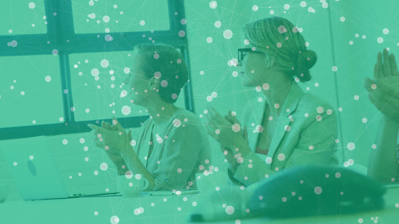 오피스에서 카우카스 비즈니스 사람들 위에 아이콘의 애니메이션