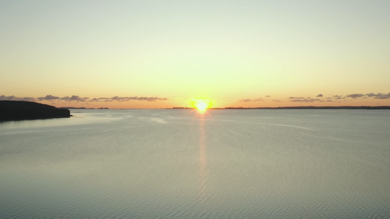 aerial: imágenes de aviones no tripulados del amanecer sobre un lago en dinamarca