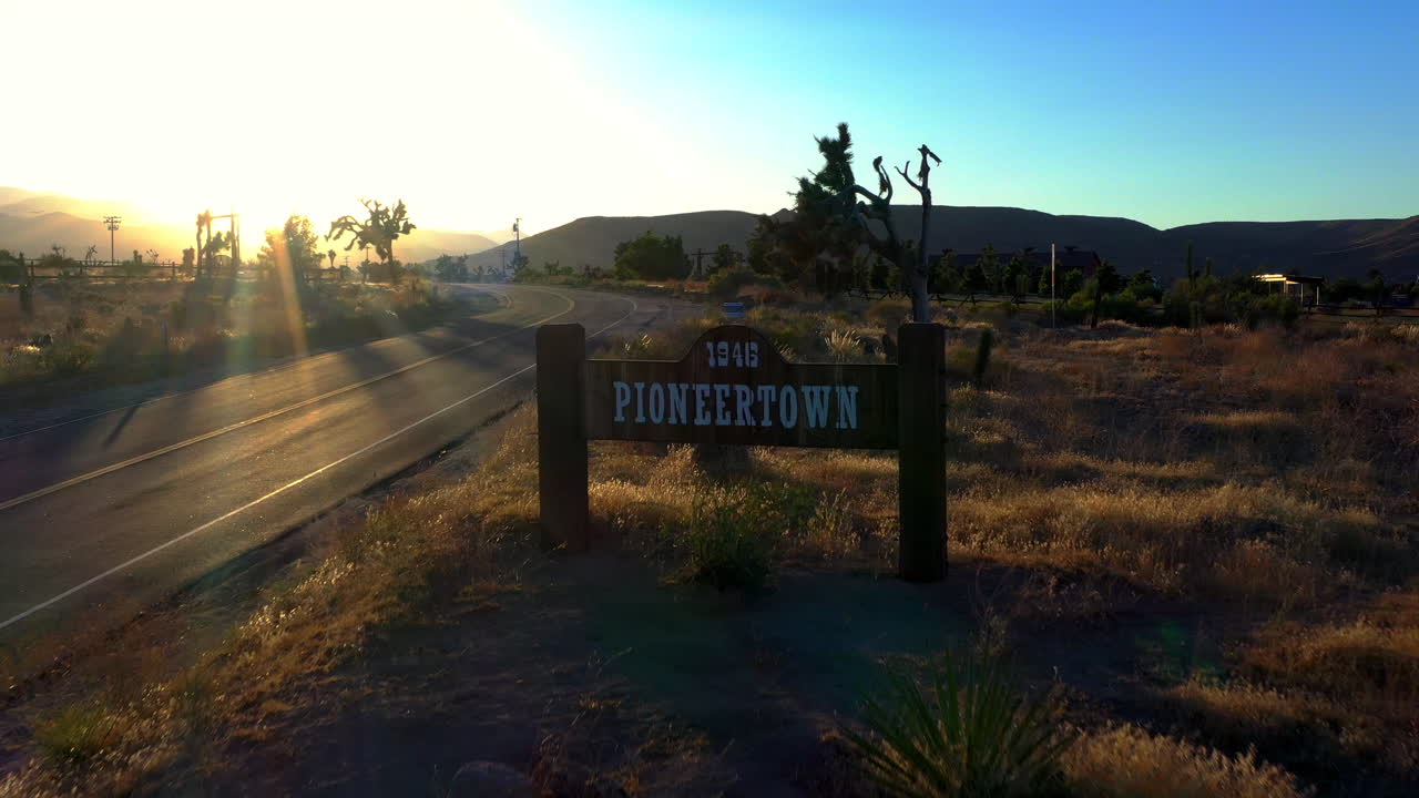 pioneertown 입구 표지판의 공중 비행
