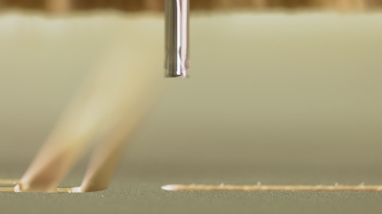 perforación rápida giratoria preparada para grabar patrones en carpintería