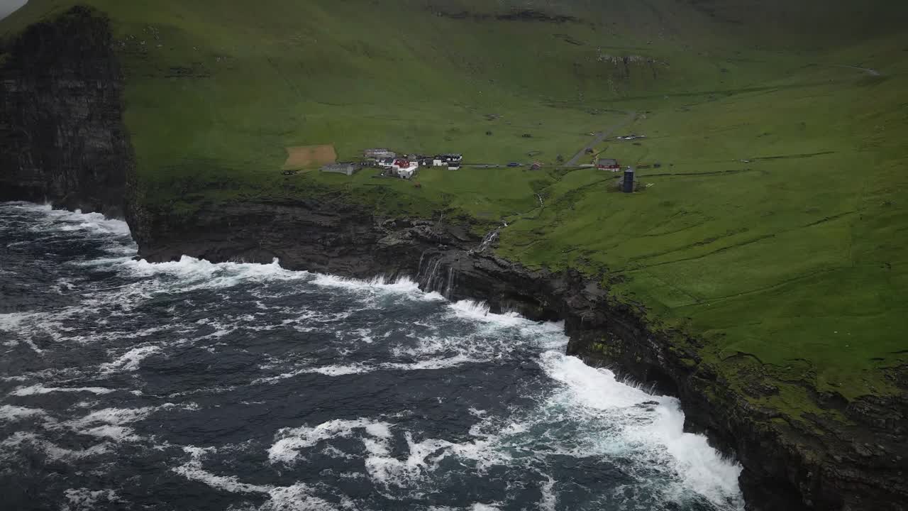 las poderosas olas se estrellan contra los dramáticos acantilados de kalsoy, una pequeña y pintoresca isla en el archipiélago de las islas feroe, creando una impresionante exhibición del poder crudo de la naturaleza.