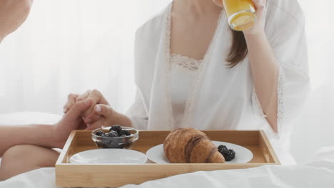 desayuno romántico en la cama