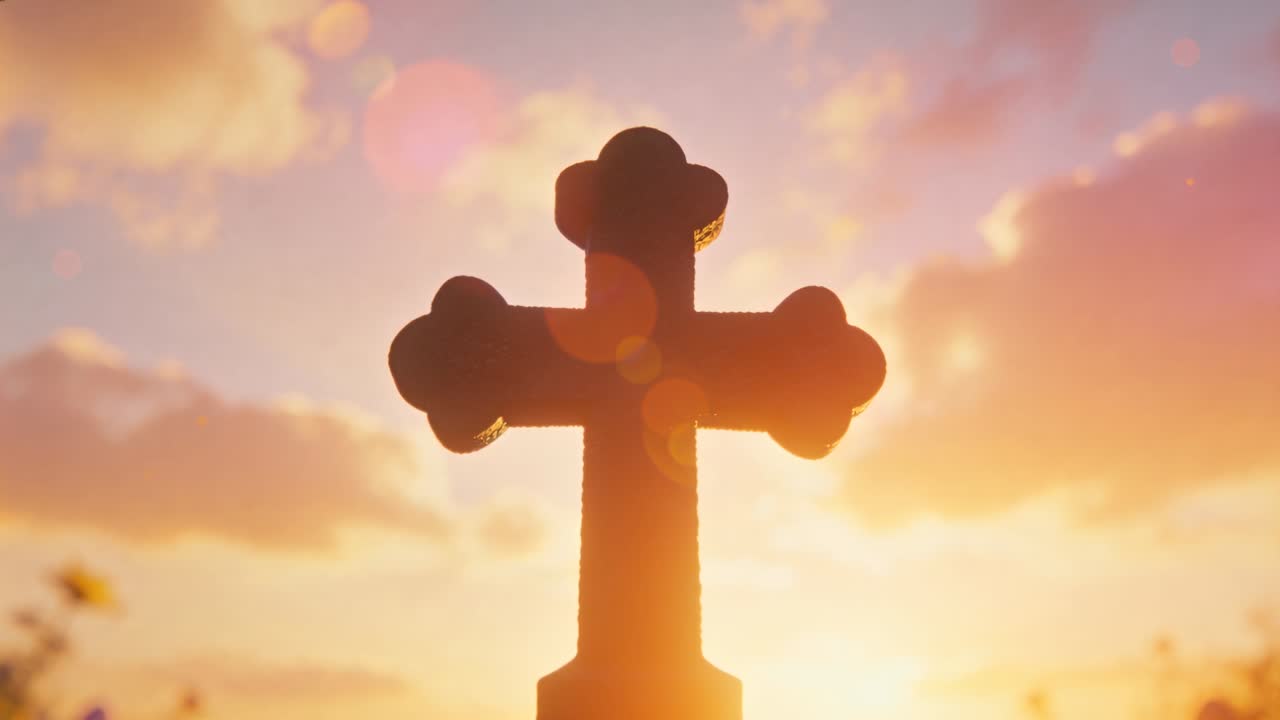 Croce ornata eretta presso un memoriale, il sole che filtra produce un'aureola e bagliori dell'obiettivo sovrapposti per l'illuminazione.