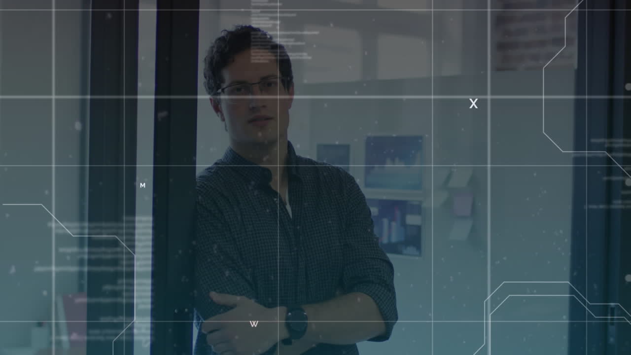 video compuesto digital de procesamiento de datos contra el retrato de un hombre caucásico de pie en la oficina