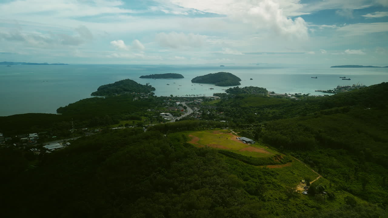 vista aérea de la ciudad costera