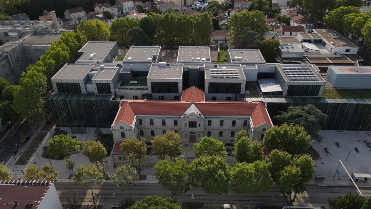 vuelta aérea viajando sobre montpellier barrio boutonnet noche soleada