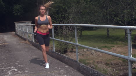 Mujer-Bonita-En-Ropa-Deportiva-Corriendo