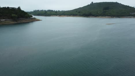 Vuelo-A-Lo-Largo-De-Un-Lago-En-Sudamerica