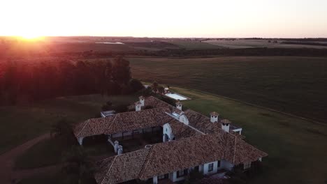 Paso-Elevado-De-La-Granja-Durante-La-Puesta-De-Sol-Lejos-De-La-Mansión