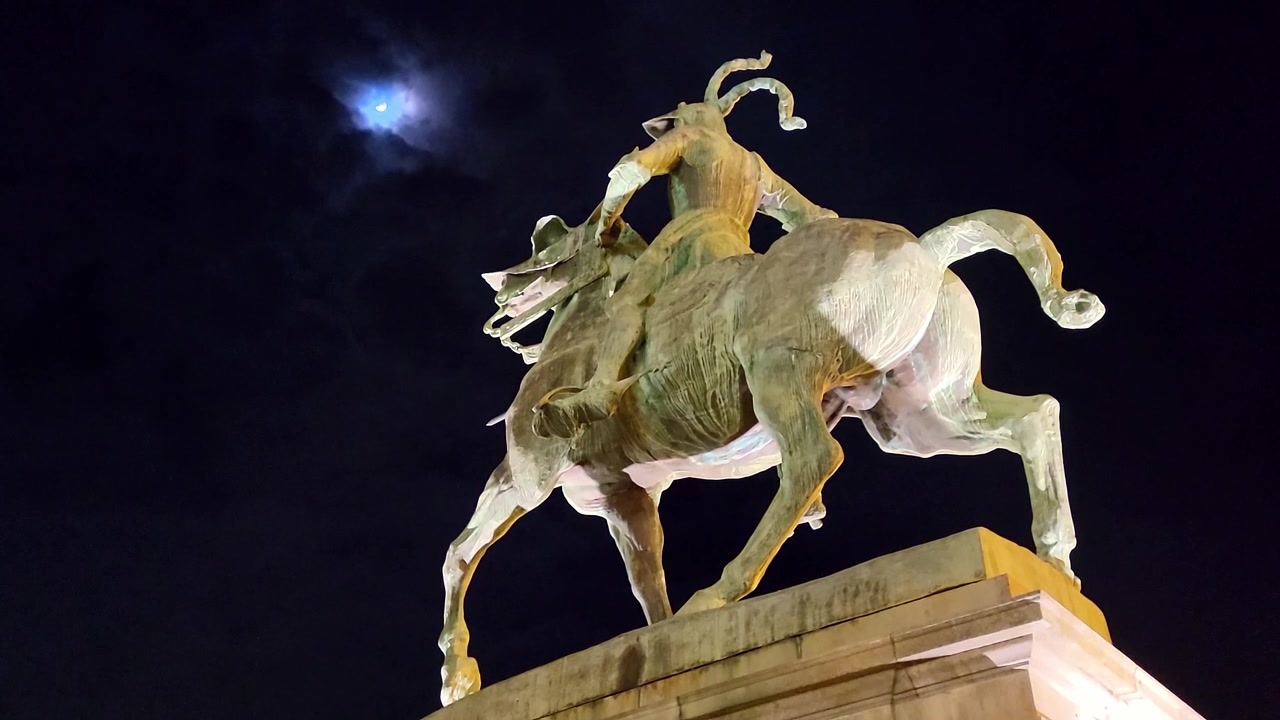 Statua equestre del conquistatore del Perù, Francisco Pizarro. Statua in bronzo di Pizarro a cavallo nella Plaza Mayor di Trujillo, Spagna